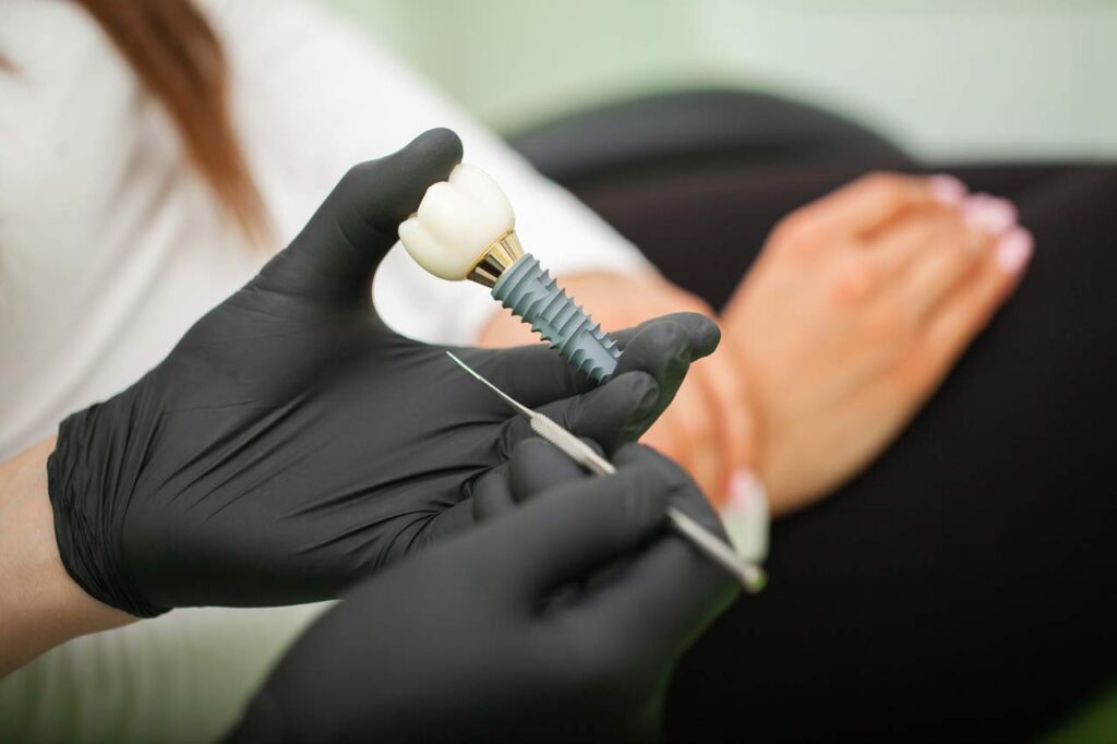 Dentista explicando el modelo dental a una paciente. Imágenes técnicas de un laboratorio de prótesis dentales.