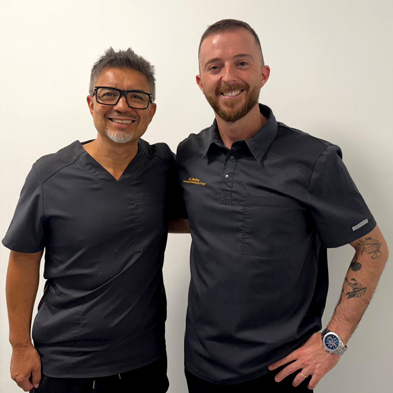 Dos personas abrazadas