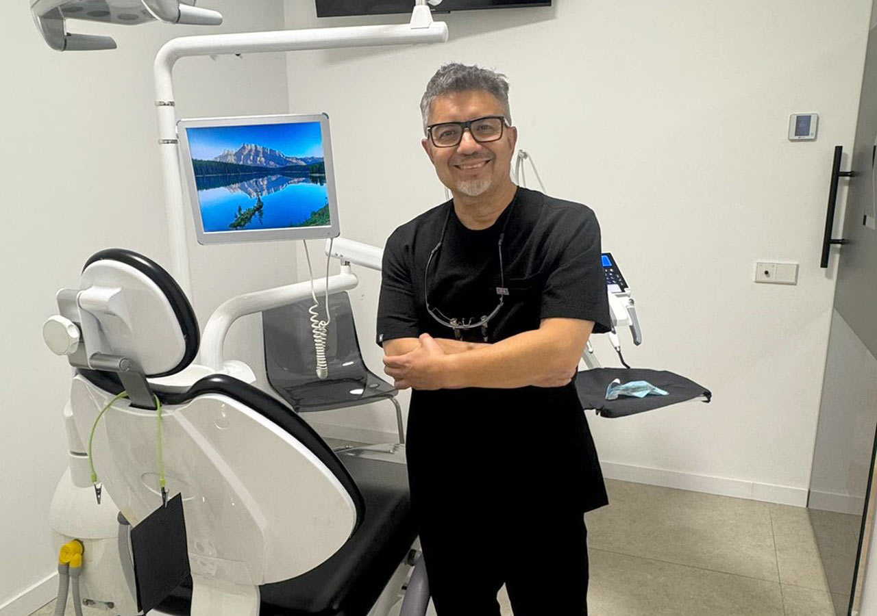 Consultorio dental equipado con tecnología moderna y un profesional de la salud dental listo para atender a sus pacientes.