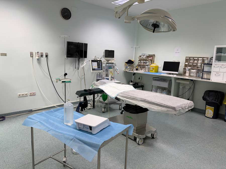 Quirófano dental totalmente equipado para cirugías orales complejas, con camilla quirúrgica, lámpara de cirugía y equipo de monitorización.